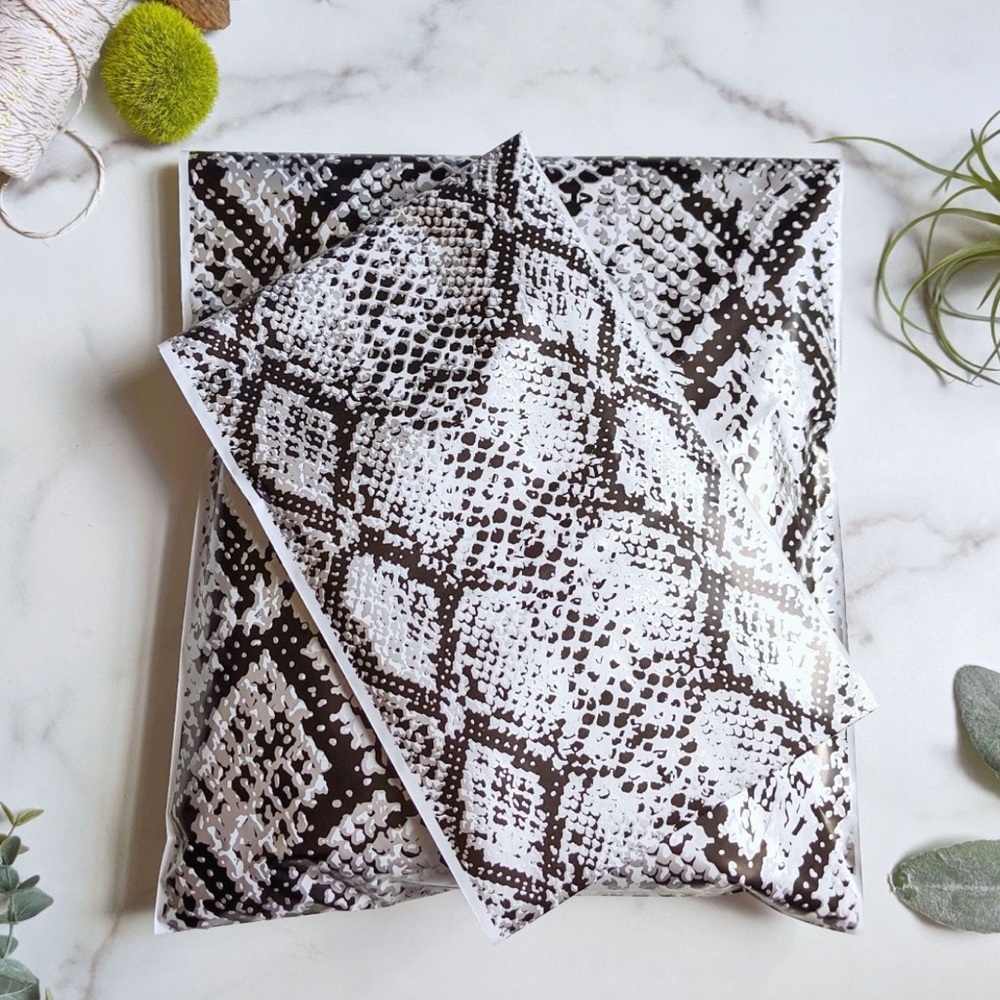 25 10X13 Poly Mailers Snake Skin Print PRICE IS FIRM - Picture 11 of 11